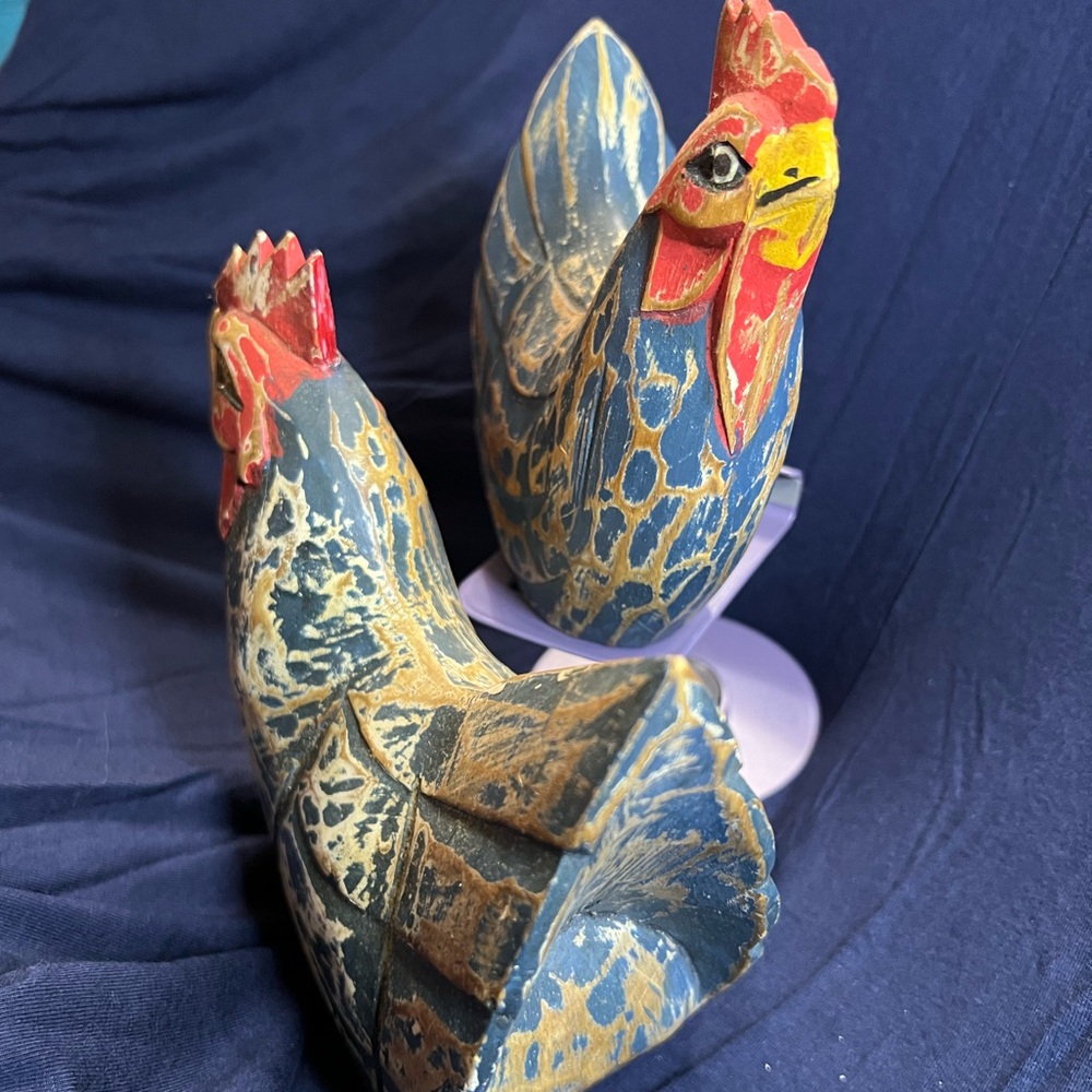 Pair of Vintage Hand Carved and Hand Painted Folk Art Roosters - Picture 6 of 16